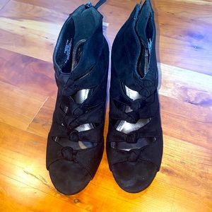 MPO Black Suede Knot Heels in 8 Medium.Used Once.